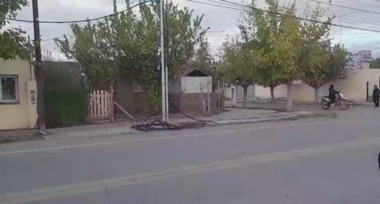 Cables de electricidad caídos en la calle Uruguay, Sarmiento, tras el paso de un camión