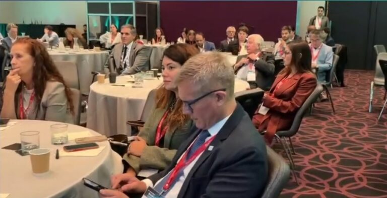 Participantes en una sesión de la conferencia minera Cesco Week 2026 en Santiago.