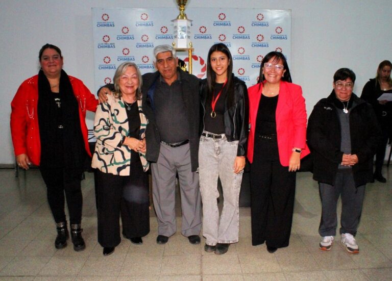 Ceremonia de entrega de premios del Carnaval 2026 en la Municipalidad de Chimbas, con autoridades y artistas.