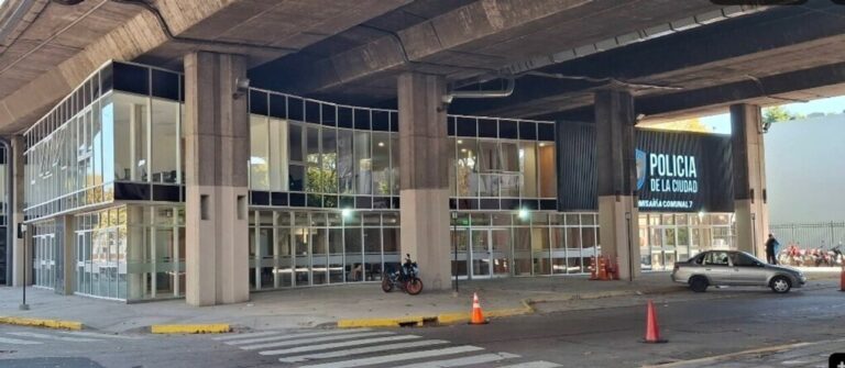 Autopista 25 de Mayo en Flores, lugar del siniestro vial donde un cartel cayó sobre un policía
