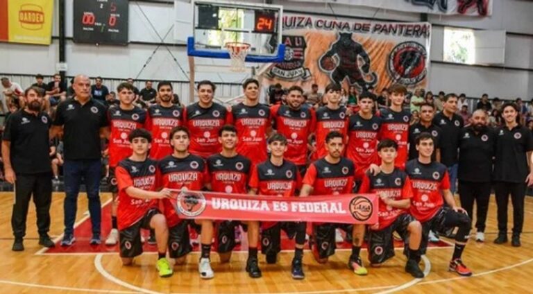 Equipo de básquet del Club Urquiza de San Juan en un partido o entrenamiento.
