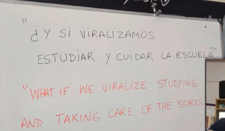 Mural con mensajes positivos en las paredes del Colegio Cacique Angaco, San Juan.