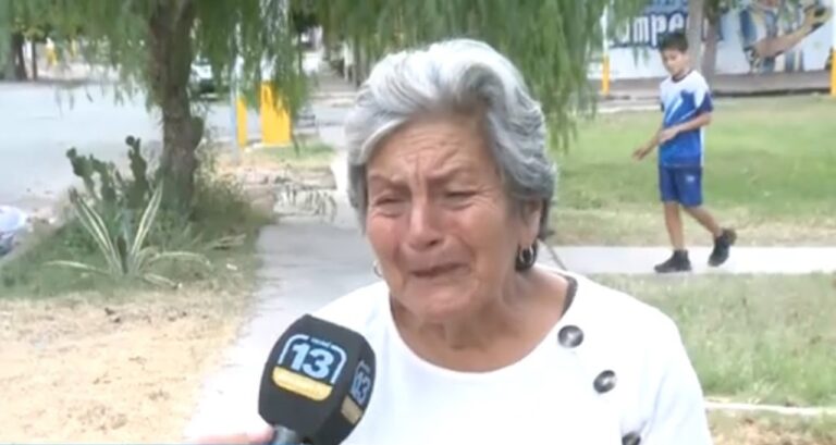 Cartel conmemorativo colocado en Rawson en recuerdo de Jorge Pérez, víctima de un siniestro vial.