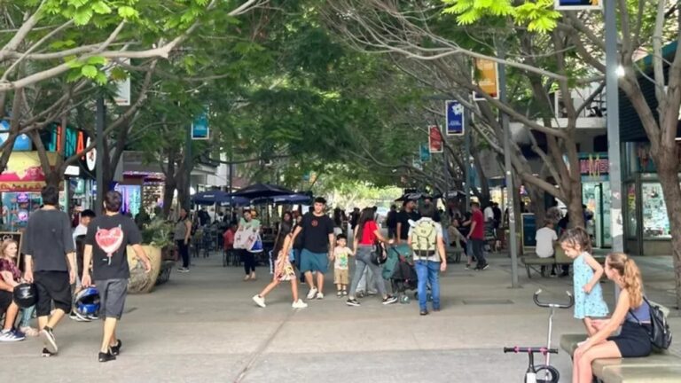 Gráfico de ventas y persona realizando una compra en un local comercial de San Juan