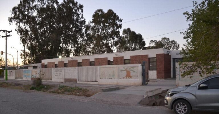 Exterior de la Escuela Jorge Washington en San Juan, donde se realizó un operativo de seguridad.