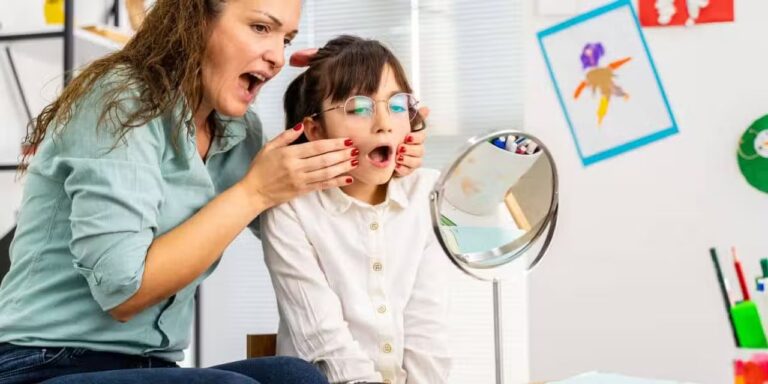 Profesional de la salud realizando un control de voz a un paciente en consultorio.