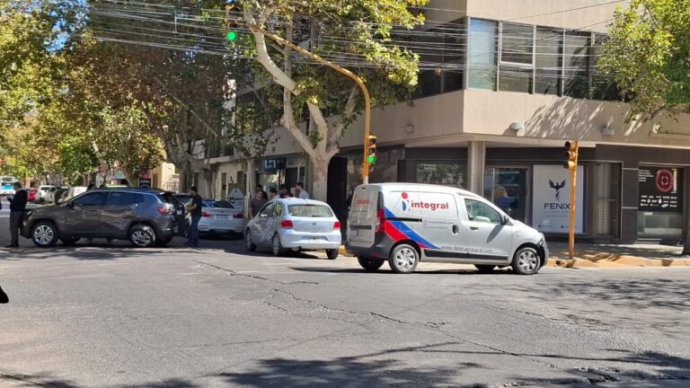 Vehículos involucrados en un accidente de tránsito en la esquina de las calles Entre Ríos y Santa Fe, Capital, San Juan.