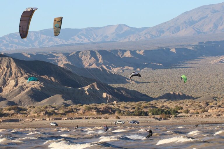 Competidores de kitesurf en acción durante el Cuesta del Viento Big Air 2026 en el dique de San Juan