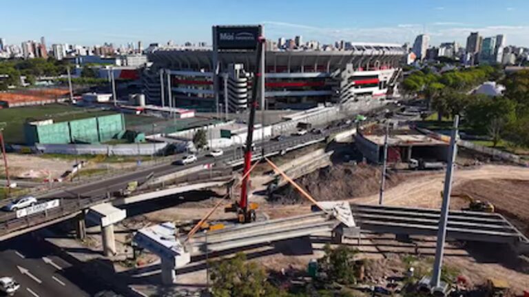 Derrumbe en obra cerca del Estadio Monumental con presencia de ambulancias y personal de rescate
