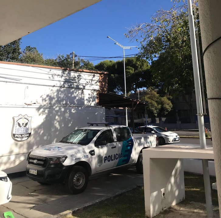 Policía realizando un control vehicular en Rivadavia