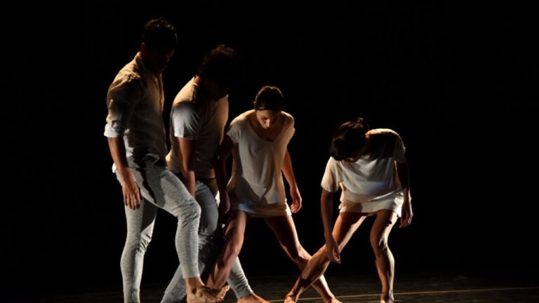 Bailarines en escena durante celebración del Día de la Danza en San Juan