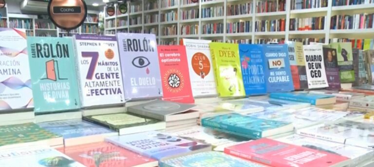 Persona sosteniendo un libro abierto en una librería de San Juan