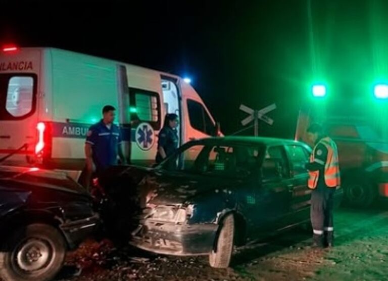 Ilustración de un escenario de tránsito nocturno en una ruta, representando un accidente vial.