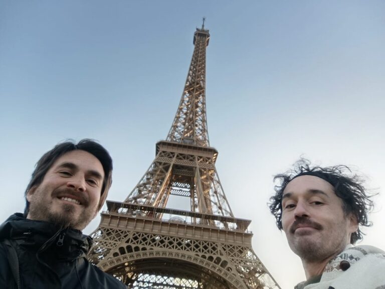 Dúo de músicos sanjuaninos Joaquín Martínez Dávila y Guillermo Reinoso González en un escenario
