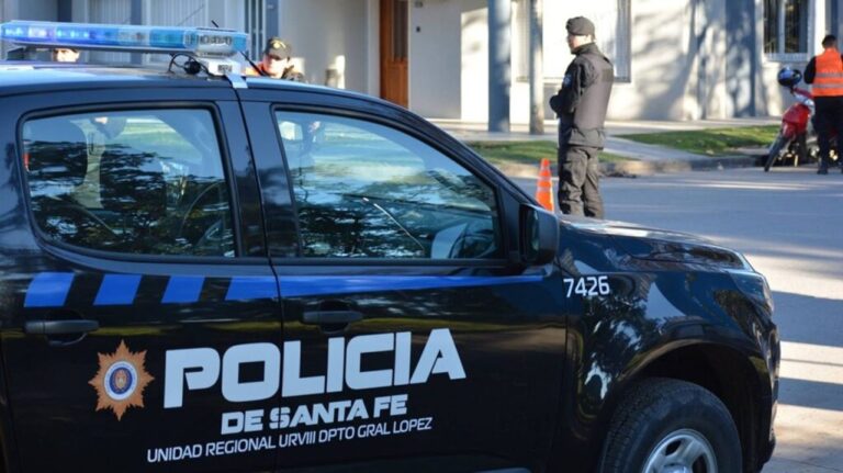 Patrullero de la Policía de Santa Fe estacionado frente a una comisaría