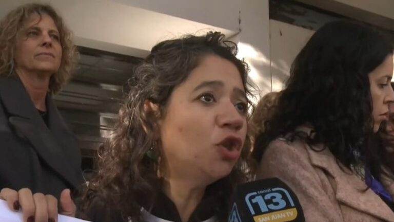 Edith Liquitay durante el abrazo simbólico en el colegio preuniversitario