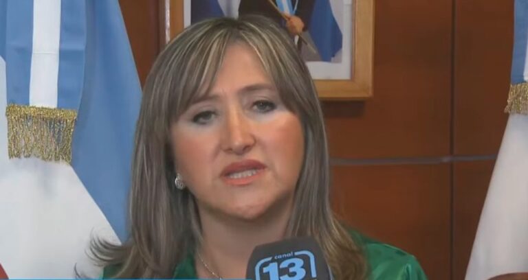 Ministra de Educación de San Juan, Silvia Fuentes, durante una conferencia de prensa.