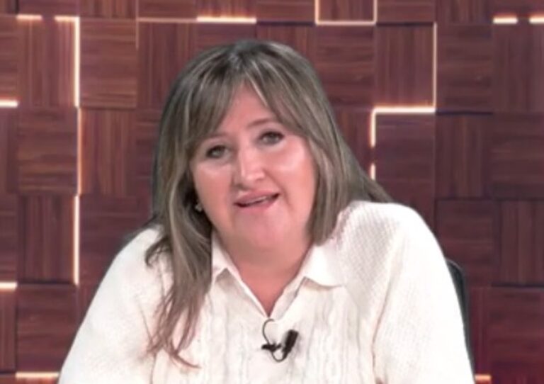Ministra Silvia Fuentes durante anuncio sobre acompañamiento emocional y capacitación docente en San Juan