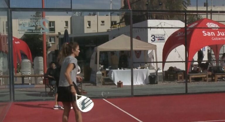 Jugadores de pádel y tenis en el Cordillera Tour San Juan