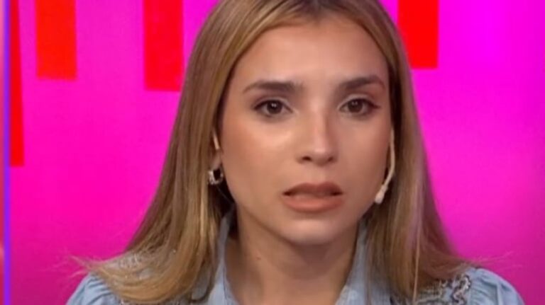 Emily Ceco sonríe durante una entrevista