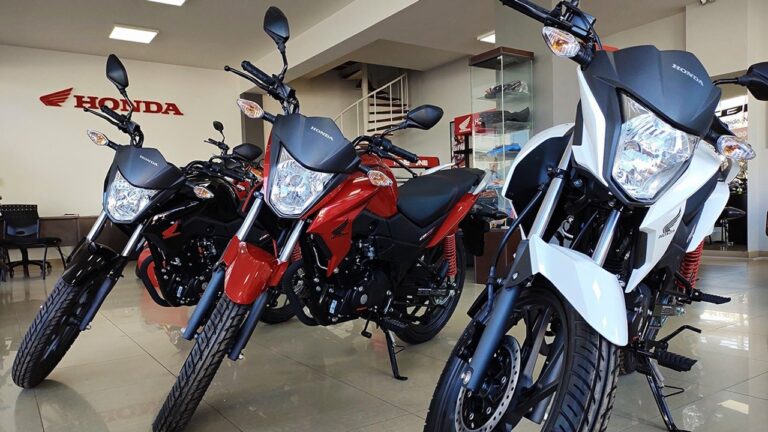 Ilustración de cheques y motos vinculados a estafa en San Juan