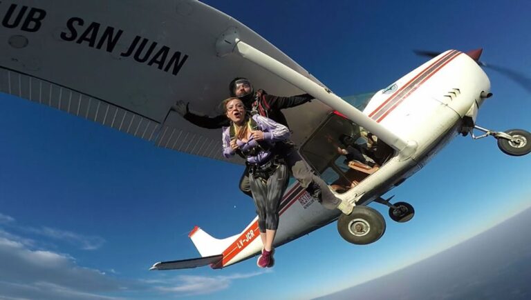 Paracaidista en el aire sobre el Aeródromo de Pocito, San Juan