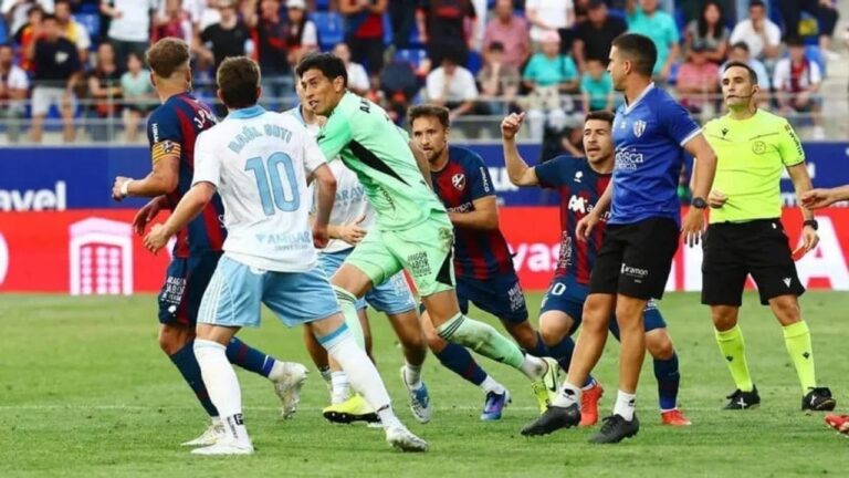 Esteban Andrada discute con rivales durante el partido Real Zaragoza vs SD Huesca