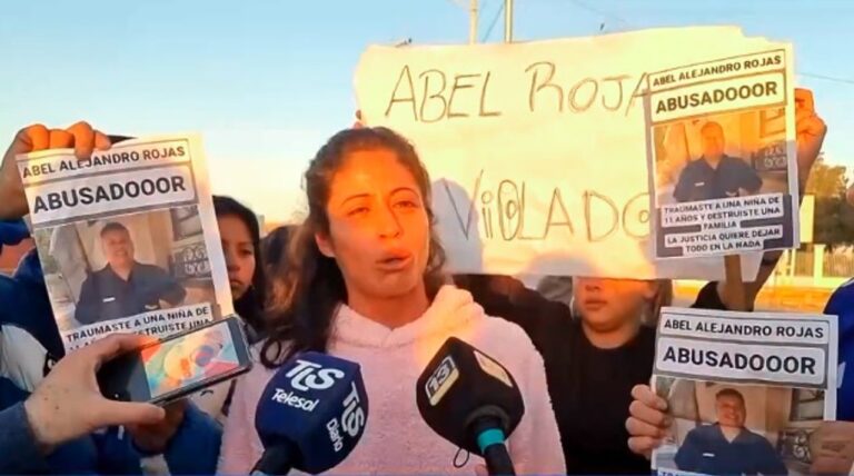 Ilustración de balanza de justicia con fondo de paisaje sanjuanino