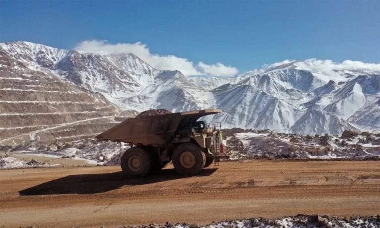 Vista de una mina a cielo abierto en San Juan con equipos de extracción de minerales