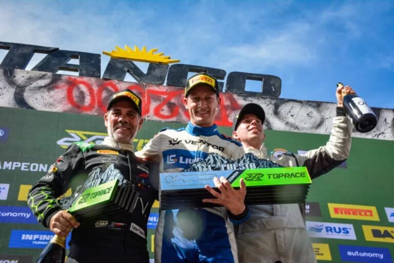 Fabián Flaqué, piloto de Top Race, en el podio del Autódromo Eduardo Copello de San Juan