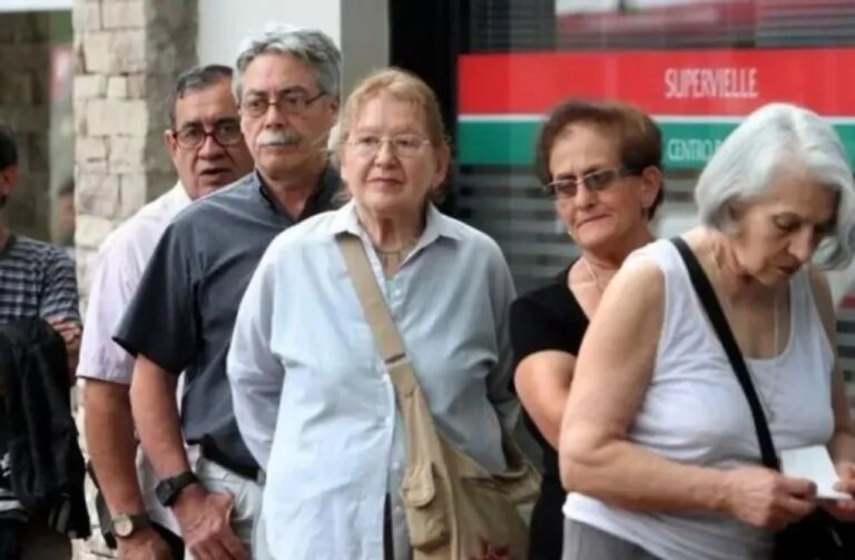 Jubilados sanjuaninos en fila frente a un edificio judicial