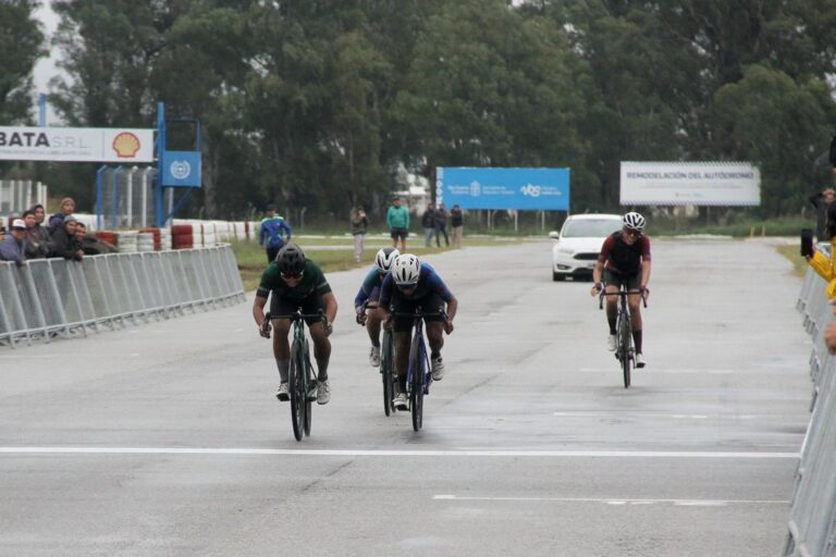 Ciclistas sanjuaninos en competencia