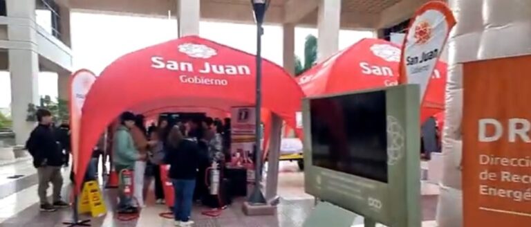 Participantes en una feria de seguridad laboral en la Plaza Seca del Centro Cívico de San Juan, con brigadistas y elementos de protección.