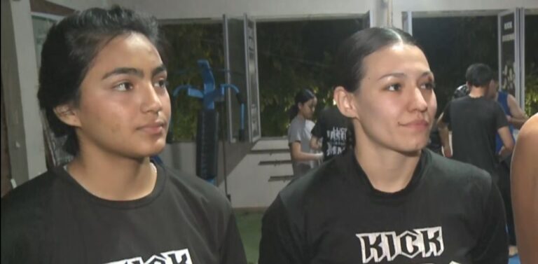 Luchadoras de kickboxing se preparan para competir en el Estadio Aldo Cantoni, San Juan.