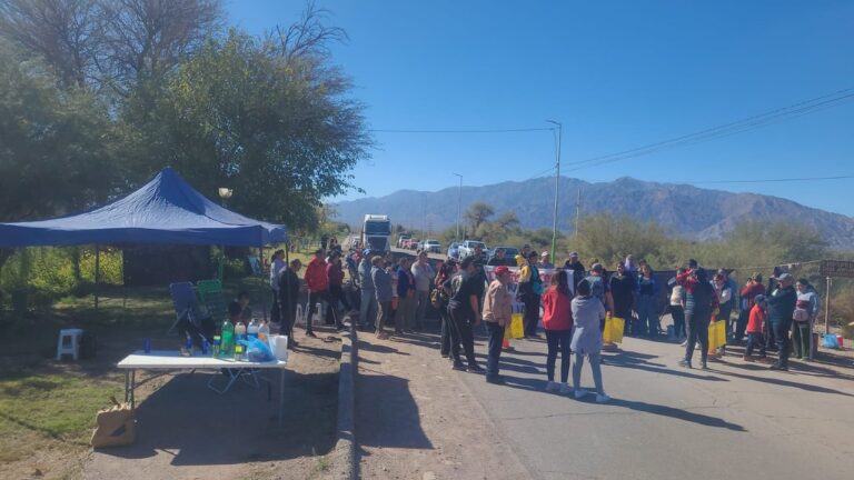 Manifestantes en Guandacol junto a la Ruta Nacional 40 durante la protesta minera