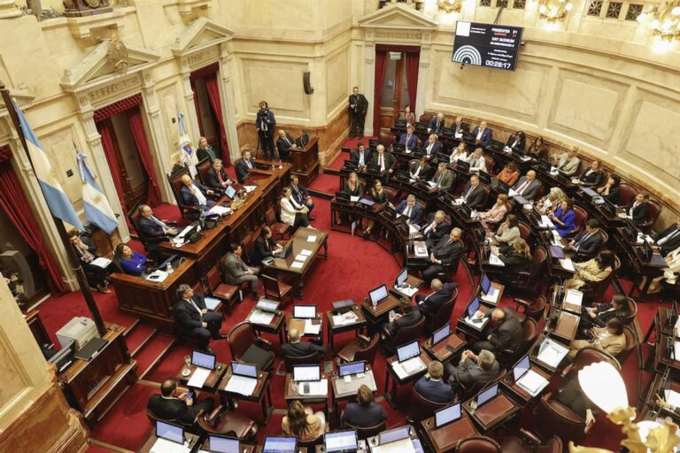 Ilustración de documentos legales sobre reformas en salud mental y pensiones