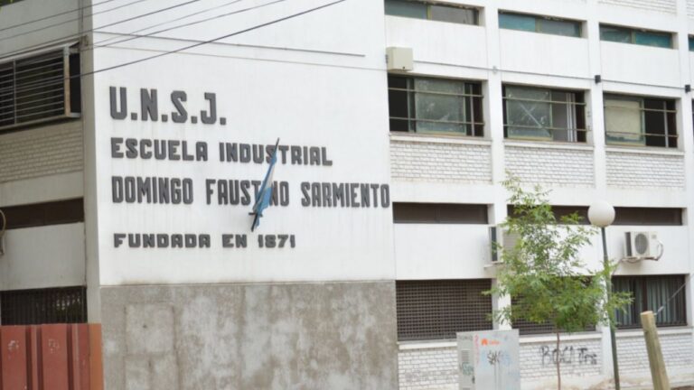 Reunión entre representantes gremiales y padres en los colegios preuniversitarios de la UNSJ.
