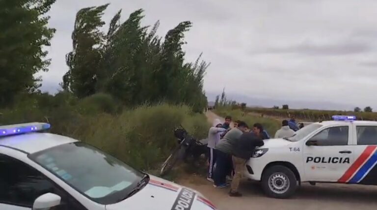 Operativo policial y de peritos en la finca Olivera, departamento 25 de Mayo, San Juan.