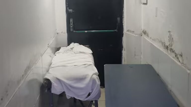 Fachada de la clínica Santa María en Villa Ballester, lugar del allanamiento policial