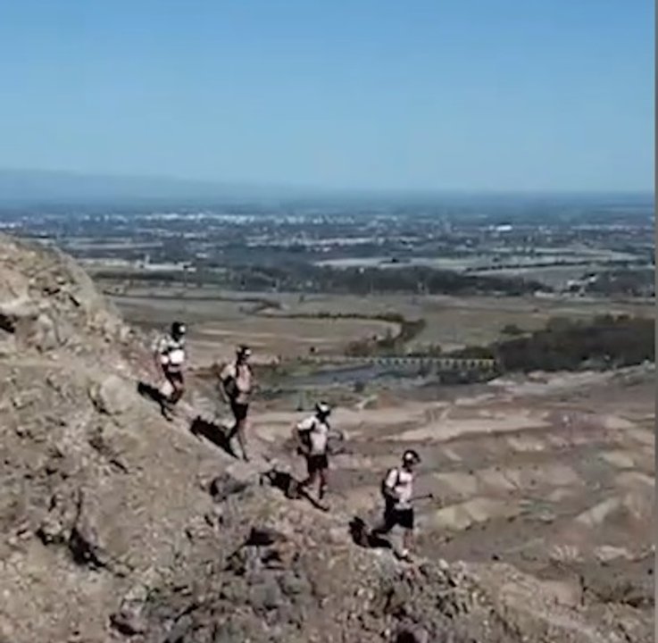 Atletas compitiendo en una carrera de aventura en los paisajes del departamento de Iglesia, San Juan.
