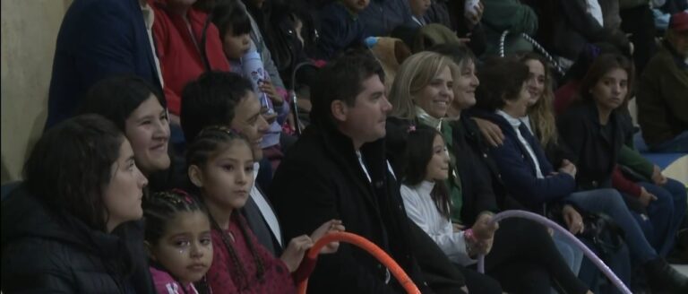 Autoridades en el acto de inauguración del polideportivo municipal de Zonda, San Juan.
