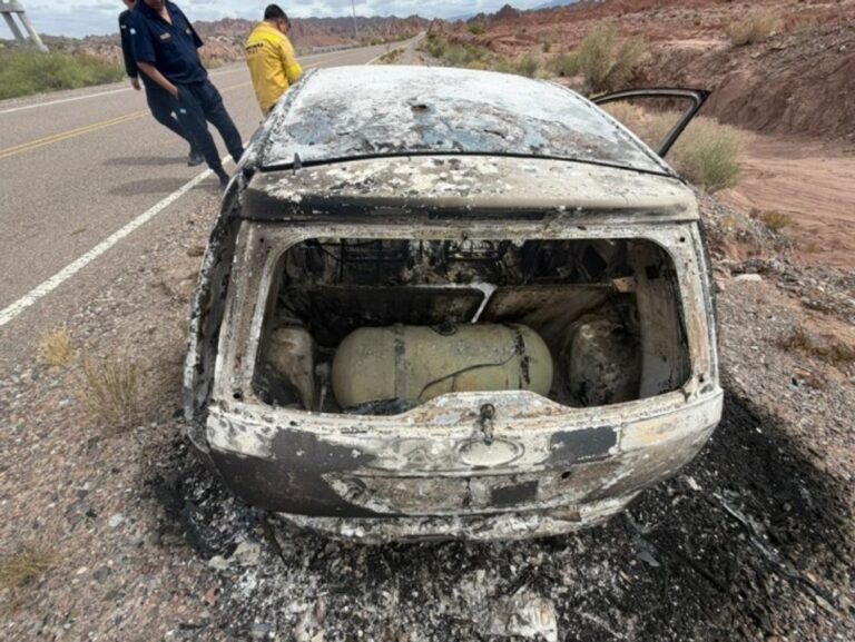 Vehículo incendiado en la Ruta Nacional 40, a la altura de Huaco, departamento Jáchal.