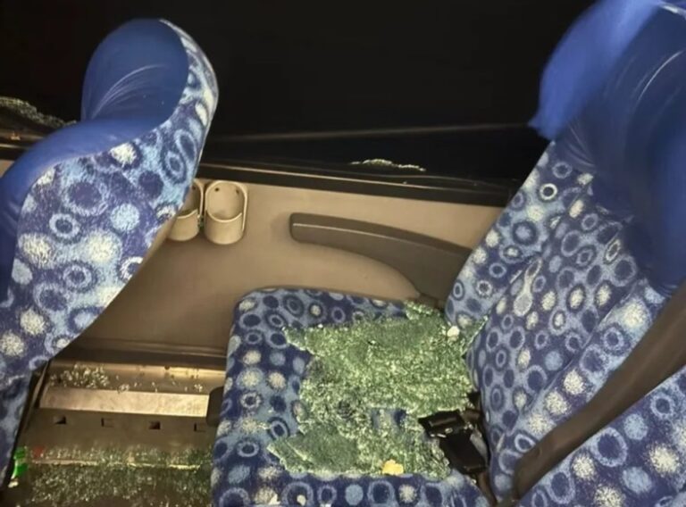 Micro de transporte de juveniles con daños tras incidente en San Juan