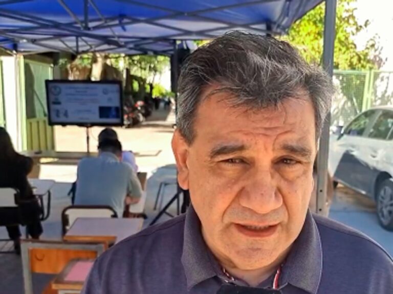 Docente analizando el uso de herramientas de Inteligencia Artificial en un aula de San Juan
