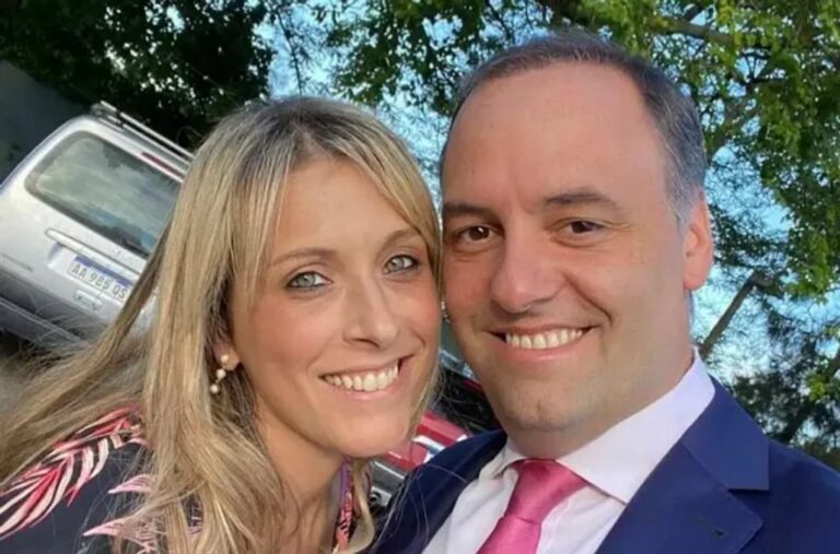 Manuel Adorni y su esposa Bettina Angeletti en el centro de la investigación judicial