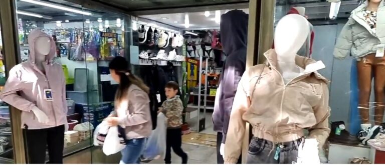 Familia comprando ropa de abrigo en un comercio del microcentro de San Juan durante el invierno 2026