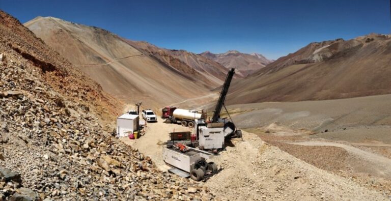 Vista de una zona minera en la cordillera de San Juan con maquinaria y yacimientos a cielo abierto