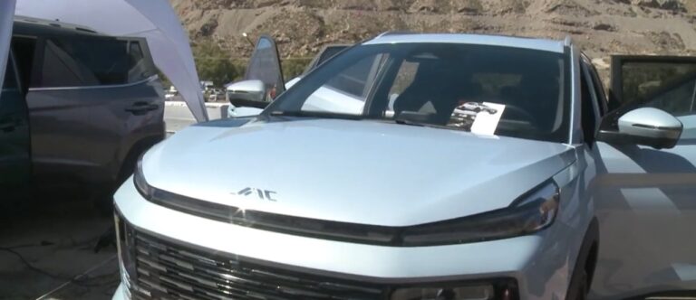 SUV JAC modelo S2 y S6 exhibidos en concesionario del Grupo Lorenzo en San Juan