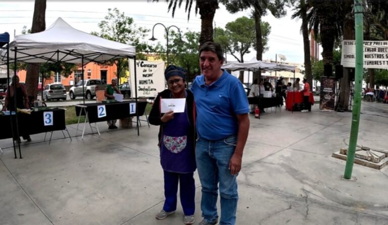 Participantes preparando humitas en el concurso gastronómico de Jáchal, San Juan.