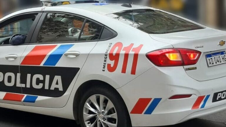 Víctima de ataque en Chimbas siendo asistida por personal médico en la vía pública